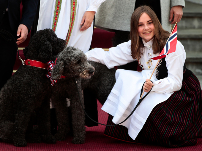 The family dogs are also in attendance. Photo: Lise Åserud, NTB scanpix.